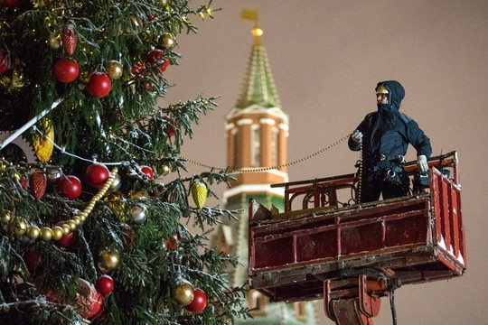 На Красной площади в Москве украсили новогоднюю ель