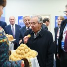 «Чак-чак – символ БРИКС»: как прибывшие на второй день саммита гости знакомились с татарским угощением
