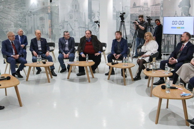 Морозов и Михеев поспорили об обещаниях избирателям на заседании клуба «Волга»