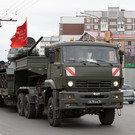 Военная автоколонна проехалась по дворам Казани, чтобы поздравить ветеранов