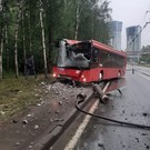 Автобус с пассажирами налетел на яму и снес столб в Казани – у него повреждена вся передняя часть