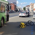 В центре Казани произошло второе ДТП с велокурьером – его сбил троллейбус