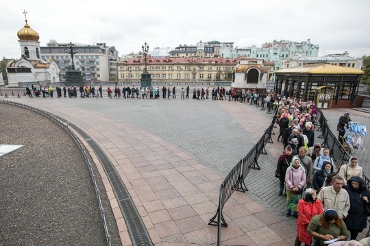 В Москве огромная очередь выстроилась к мощам Спиридона Тримифунтского