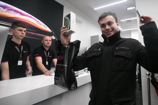 iPhone: старт продаж в Москве и Казани