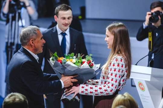 Минниханов поддержал 15-летнюю блогершу, продающую жвачки для рук