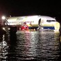 В США Boeing 737 с пассажирами упал в реку