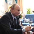 Путин выпил шампанского с Никитой Михалковым по видеосвязи