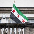 Флаг оппозиции подняли над посольством Сирии в Москве