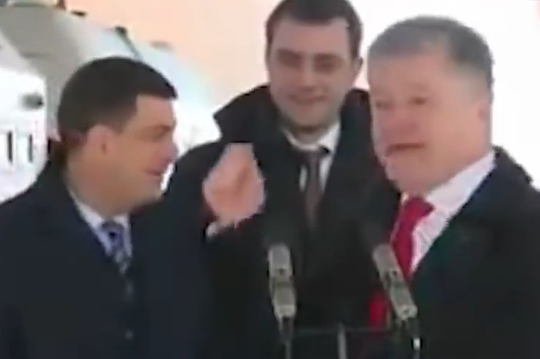 «Пьяный как черт»: в сети появилось видео странного выступления Порошенко