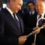 Путину в Казахстане подарили кнут