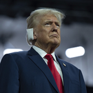 «Даже не проверяли»: Трамп обрушился с критикой на директора ФБР из-за слов о своем ранении 