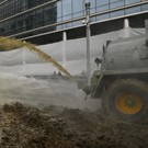 В Брюсселе протестующие фермеры применили навозомет против водомета полиции