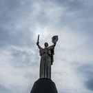 В Киеве подняли трезубец на щит монумента «Родина-мать»