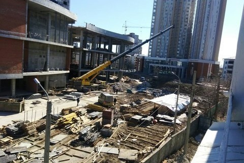 В Казани на улице Павлюхина упал строительный кран