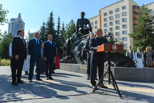 Минниханов и Хабиров открыли памятник башкирскому поэту Мустаю Кариму в Казани