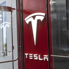 «Рынок сошел с ума»: акции Tesla резко упали после сообщения о первой в истории годовой прибыли