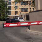 В Казани демонтируют самовольно установленные шлагбаумы и будки охраны