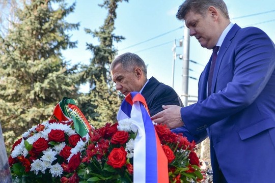Минниханов и помощник президента РФ Анатолий Серышев возложили цветы к памятнику Тукая