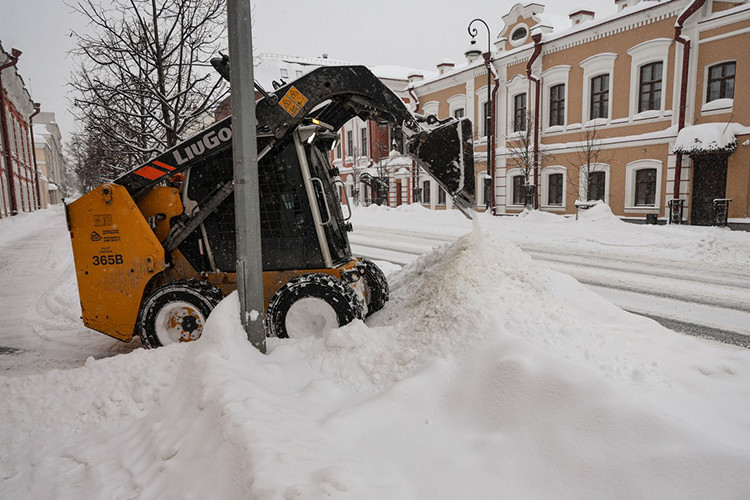 Столица РТ продолжает бороться с последствиями снегопада