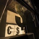 Курс евро достиг 90 рублей, доллар уже дороже 82 рублей