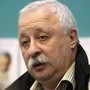 В выпуске «Поле чудес», посвященном Татарстану, Якубовичу подарили противочумный костюм и форму борца корэш