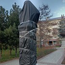 В Казани к саммиту БРИКС откроют еще один памятник – пока что он скрыт под полиэтиленом