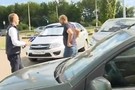 «Марат, где деньги?»: журналисты атаковали мужа сбежавшей кассирши Хайруллиной – он на свободе