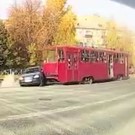 В Казани трамвай протаранил несколько машин: пострадавшего увезли на скорой