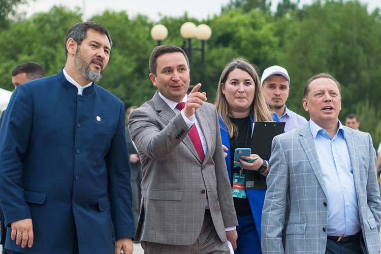 Премьера Элвина Грея, трамвай Лемаева и химическое шоу: в Нижнекамске отметили День химика