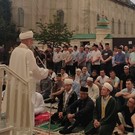 В старейшей мечети Казани Аль-Марджани праздничный намаз Курбан-байрама совершили под дождем на открытом воздухе