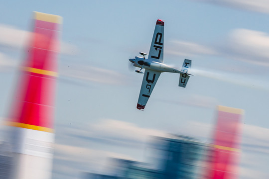 Триумф экс-пилота ВВС Чехии: Red Bull Air Race в Казани выиграл Мартин Шонка