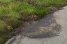 Появились фото с места утечки химикатов на трассе под Казанью – опасное вещество попало на почву