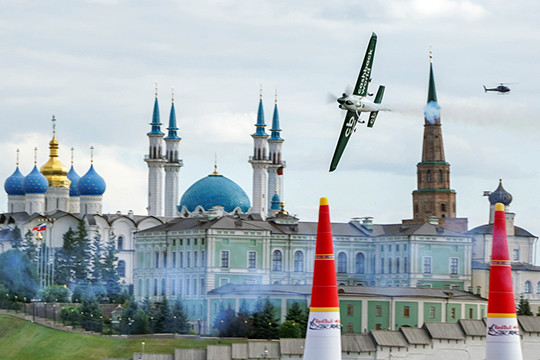 Рев моторов, детские восторги и недешевые билеты: последние Red Bull Air Race в 40 снимках
