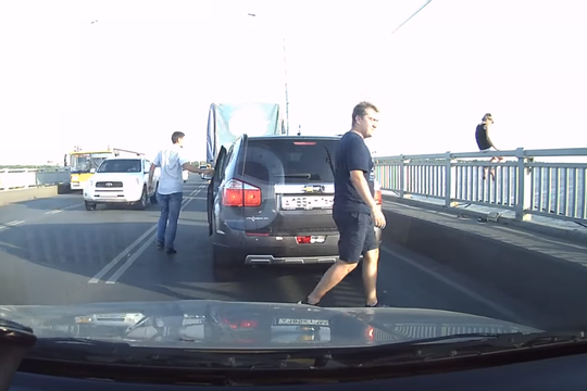 В Саратове водители сняли женщину с перил моста через Волгу