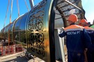 На стройке БКК завершили ​монтаж надземного перехода с золотым орнаментом