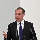 Медведев назвал премьера Японии обслуживающим персоналом для США