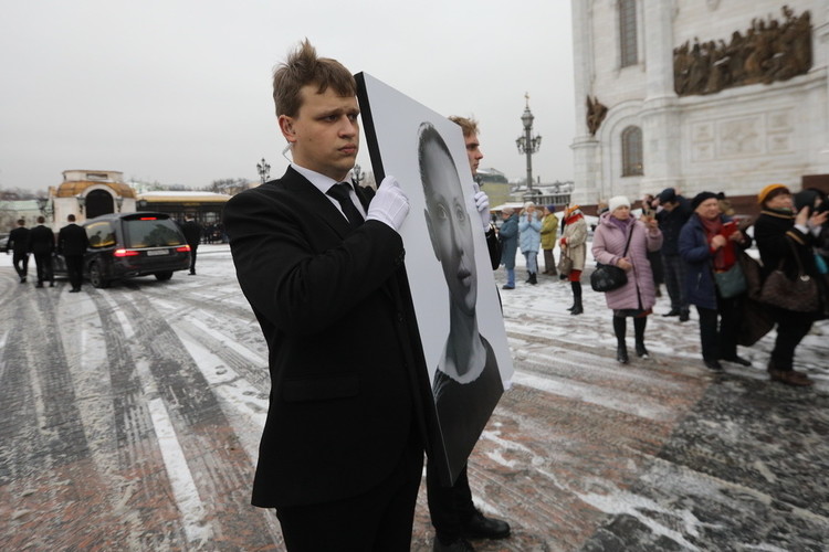 «Такие рождаются раз в 100 лет»: в храме Христа Спасителя простились с Инной Чуриковой