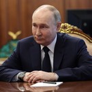 Путин поздравил ЛНР и ДНР с 10-летием образования республик