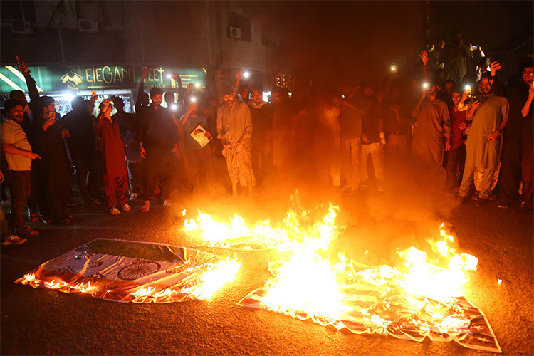 Иран выбирает рахбара и делает «большой пожар», британцы охраняют Катар, Ормузский пролив – под прицелом