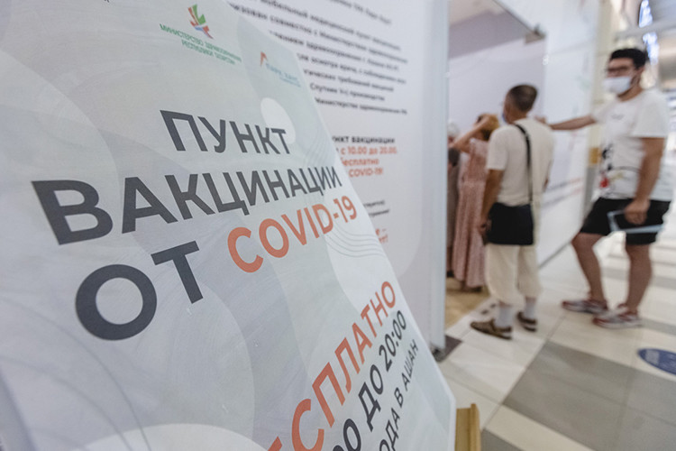 Почему народ все-таки рванул за прививками: в ТЦ образовались очереди на вакцинацию