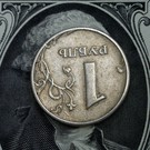 Курс доллара на Мосбирже опустился ниже 93 рублей