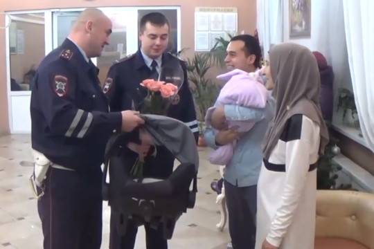 Инспекторы ДПС доставили роженицу в роддом на служебном автомобиле