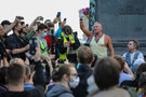 В Киргизии митингующие начали штурм Белого дома