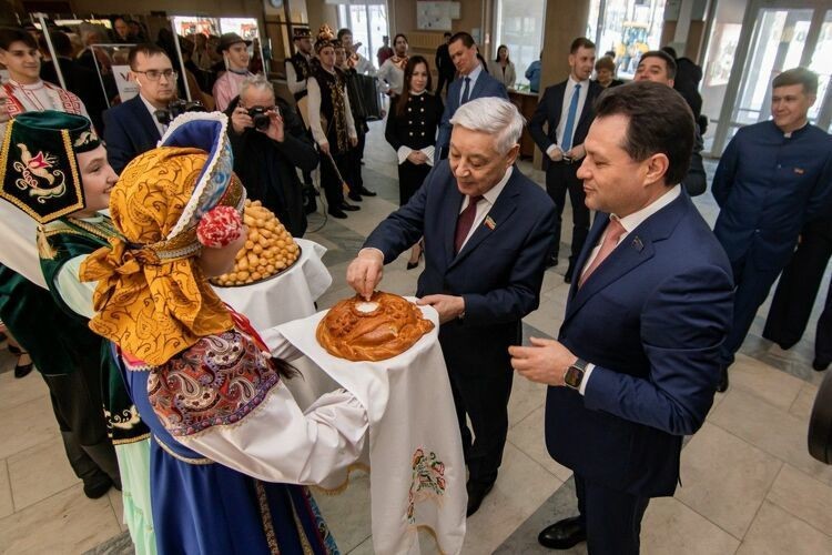 Мухаметшин в Елабуге оценил «сталинскую» переговорку, передал привет от Маганова и просил больше рожать