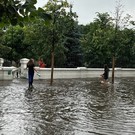 Коммунальные службы устранили потоп около «Черного озера»