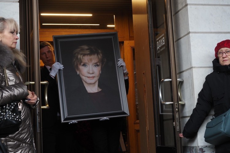 В Москве похоронили Веру Алентову – прощальные аплодисменты не смолкали 15 минут