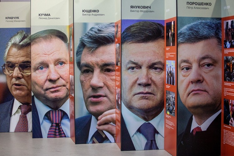 Зеленскому не нашлось места на стенде с украинскими президентами