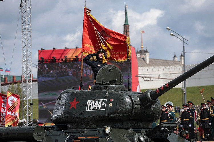В Казани на площади Тысячелетия прошел парад Победы
