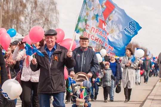 «КАМАЗ» – машина мировая!»: каким было первомайское шествие в автограде