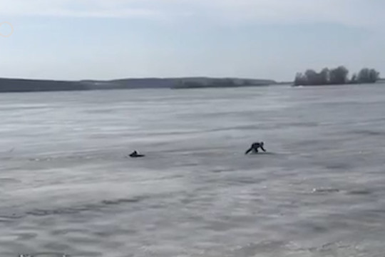 В Татарстане мужчина спас провалившегося под лед рыбака 